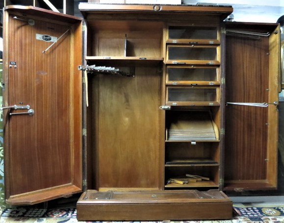 Kleiderschrank